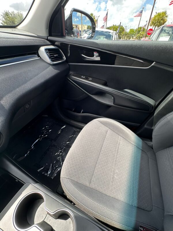01218287-2455-405d-b28d-3bf6075a6f19 Kia Sorento 7 Asientos
