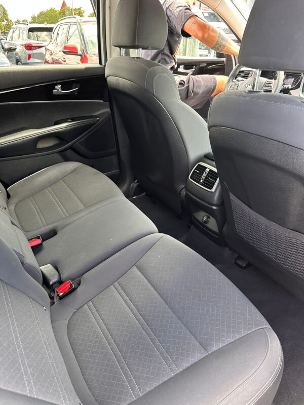 80bb9b61-d947-478a-bcb8-c360325db45f Kia Sorento 7 Asientos