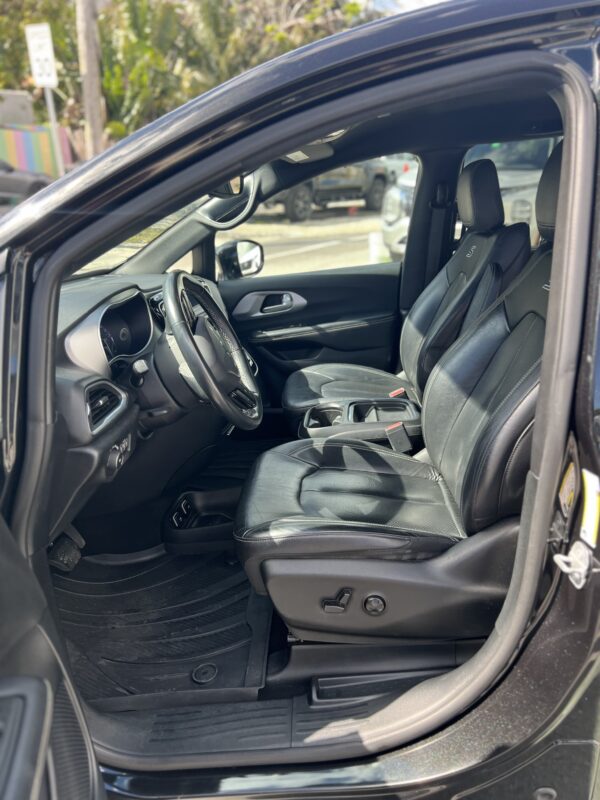 Chrysler Pacifica Black